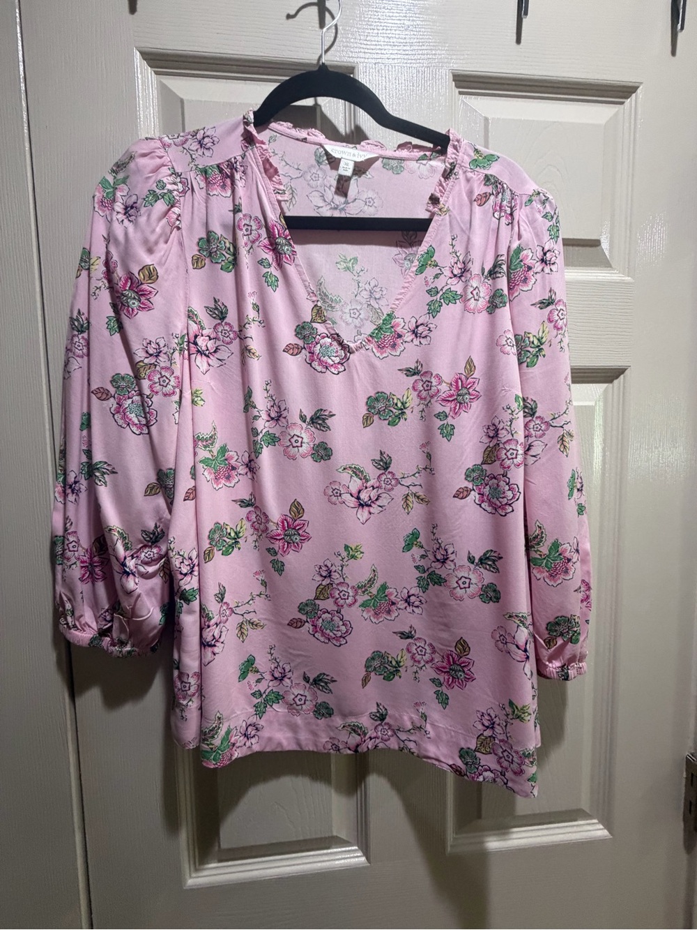 crown & ivy Pink Floral Split-Neck Blouse